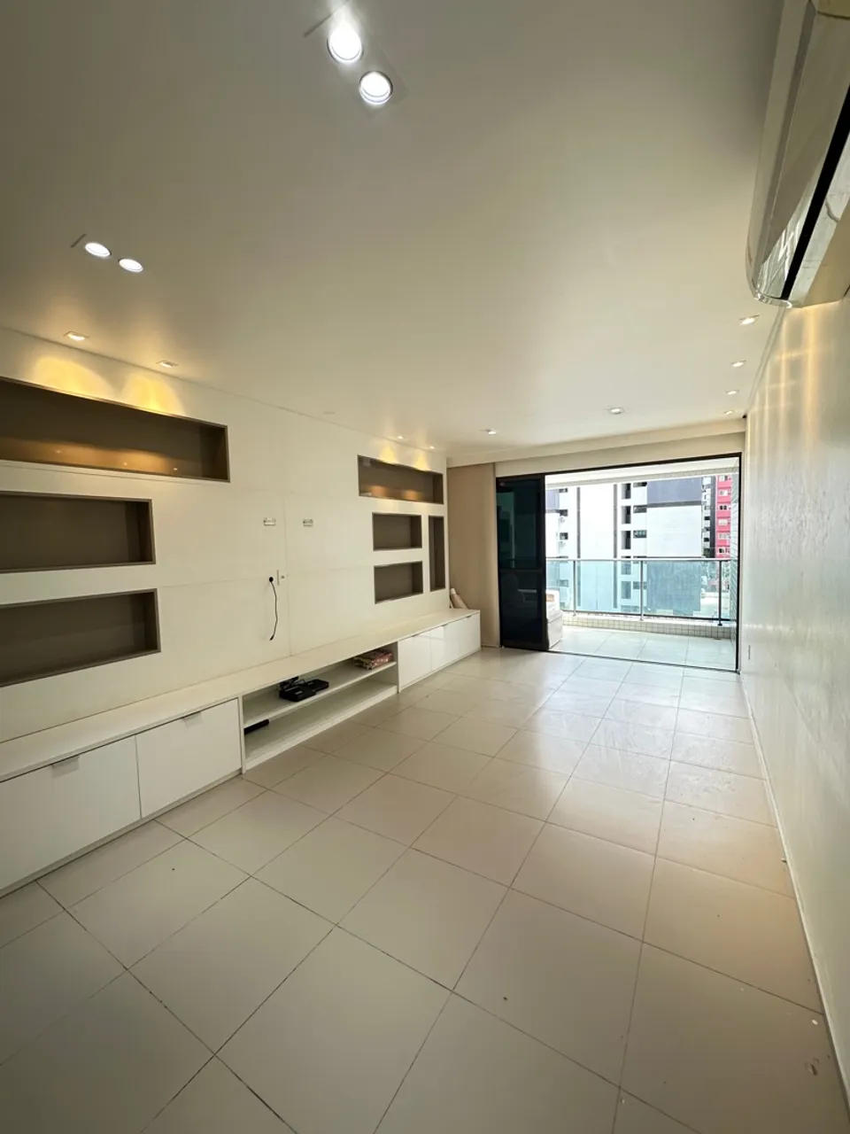 VENDO belíssimo apartamento com 3 suítes a poucos passos do mar
