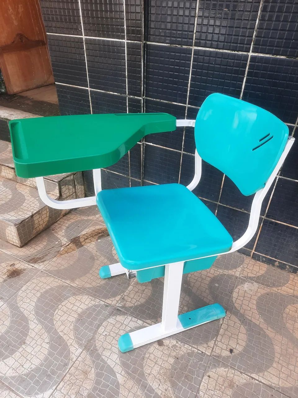 Cadeira escolar amarela com mesa - Foto 4