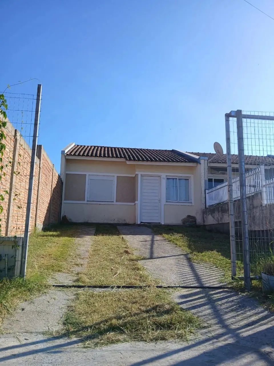 Casa com 02 quartos e 02 vagas no Bairro Costa Gama