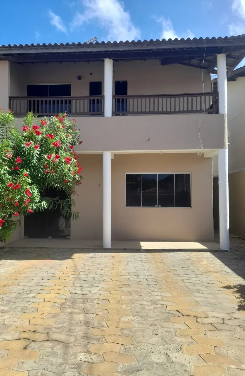 Sobrado para aluguel possui 210 metros quadrados com 3 quartos em Stella Maris - Salvador