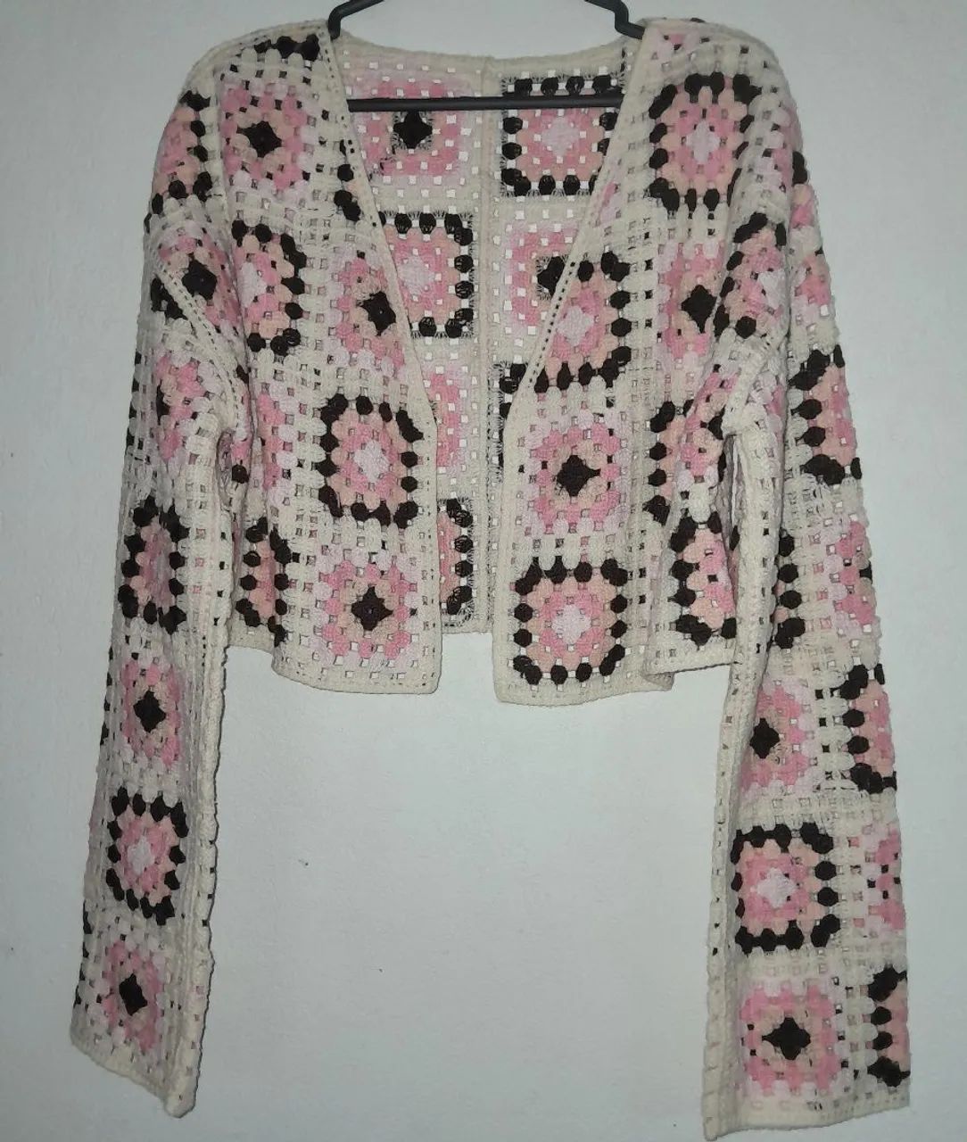 Casaco Crochê Branco com Detalhes Rosa - Foto 3
