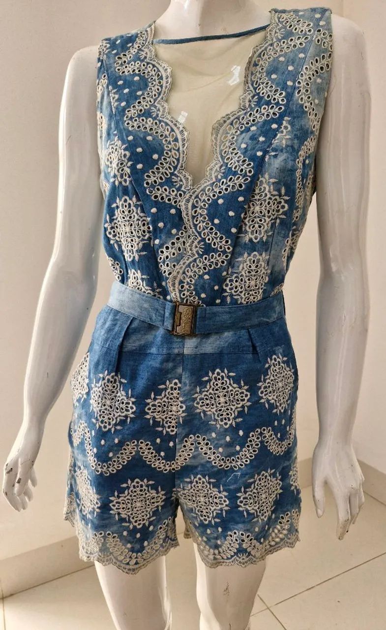 Macacão Jeans com Detalhes em Renda - Foto 3