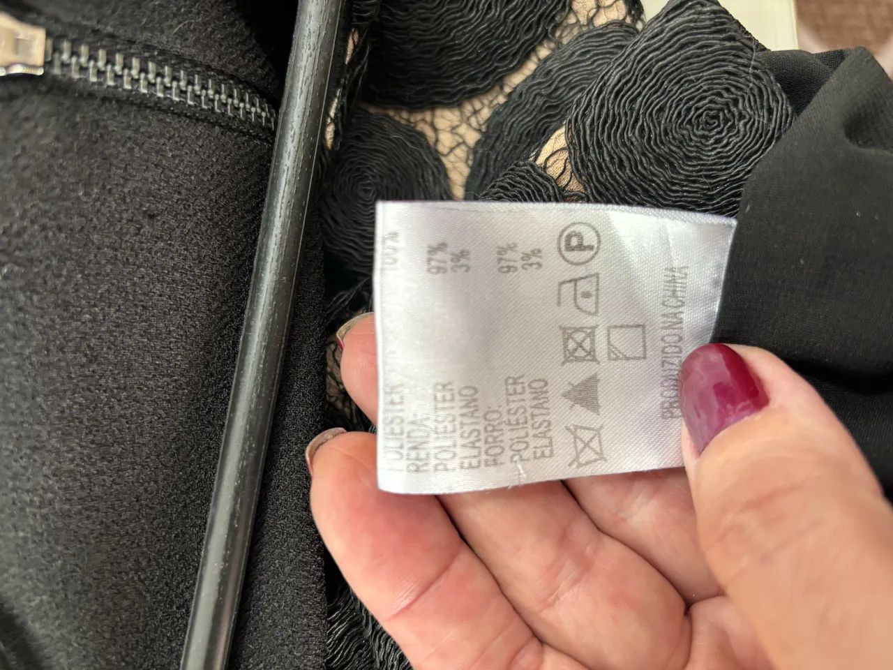 Vestido beje e preto com aplicação  - Foto 5