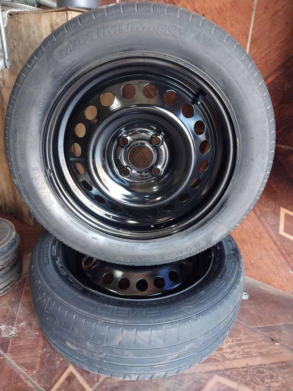 Rodas e Pneus Novos - Aro 15