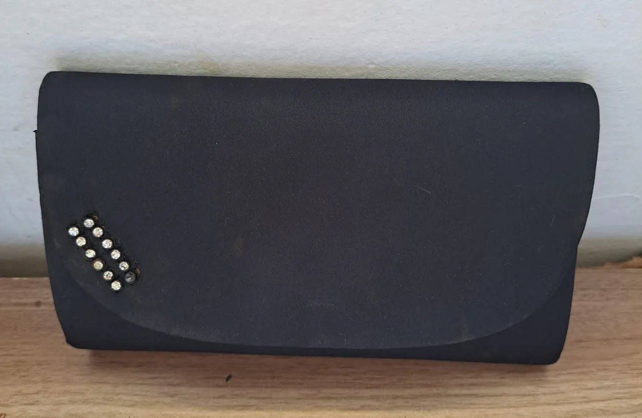 Clutch preta com detalhes em strass