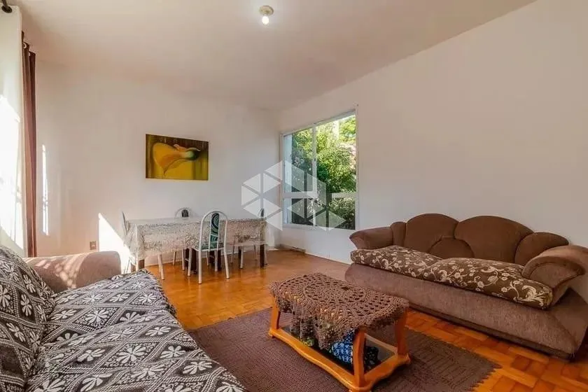 Casa, no andar térreo, living, 3 dormitórios, sendo uma suíte, banheiro social com hidroma