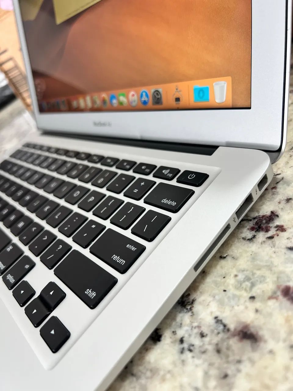 Apple MacBook Air 13インチ シルバー 13インチMacBook Air [整備済製品] 8コアCPUと10コアGPUを搭載した