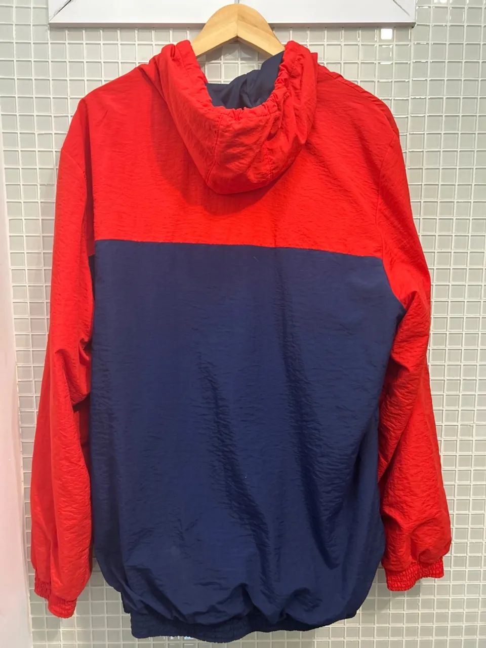 Jaqueta Fila Windbreaker Vermelha, Azul e Branca - Foto 2