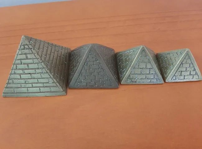Pirâmides em bronze
