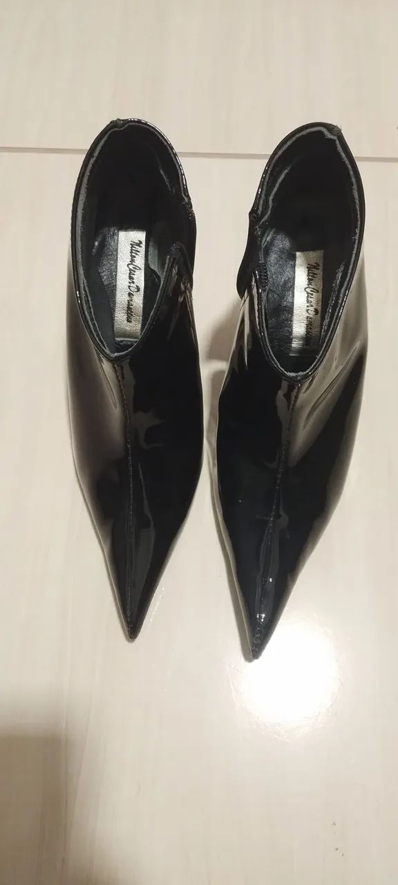 Bota cano curto verniz 