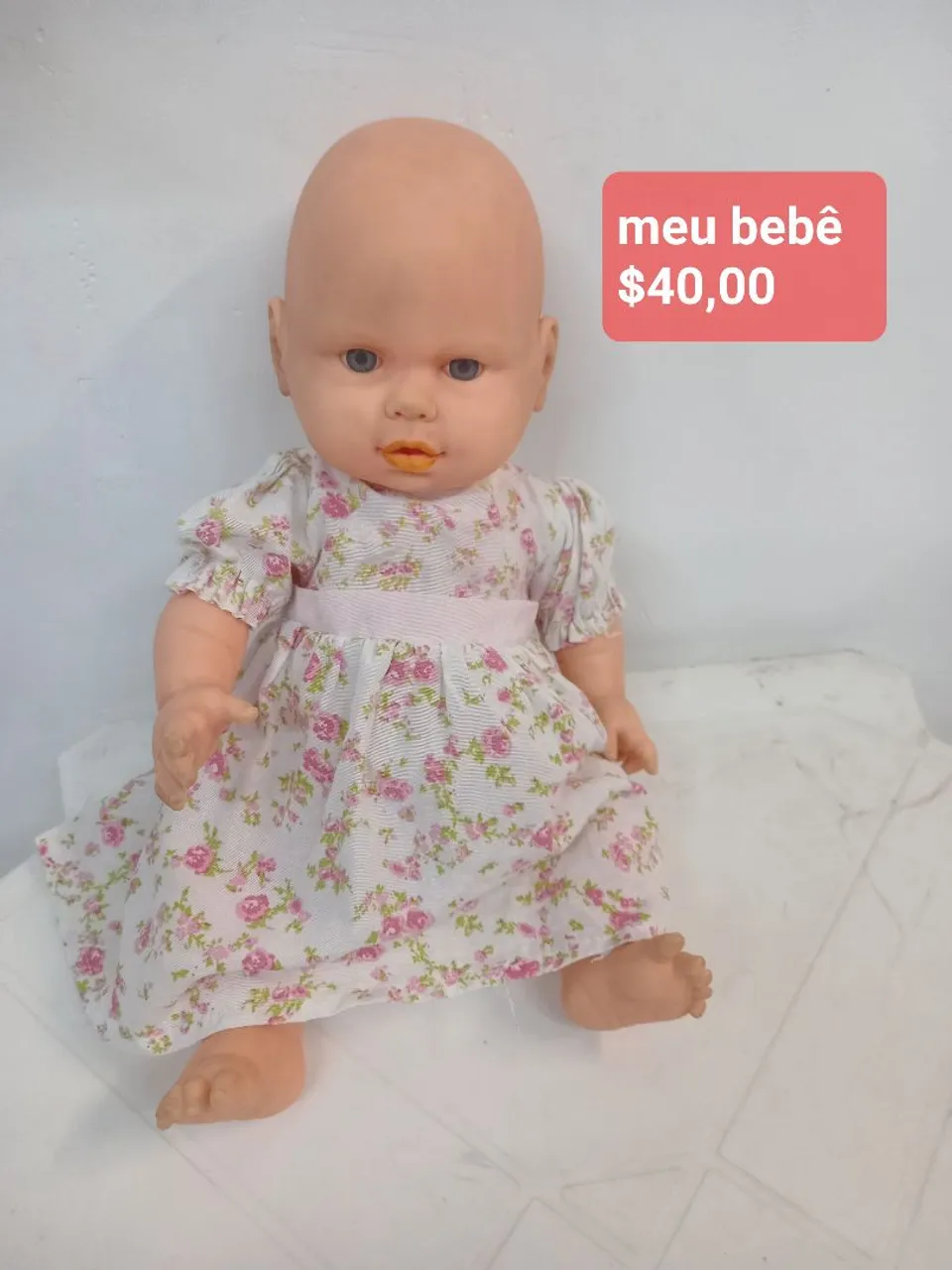 Boneca Bebê com Vestido Floral - $40,00