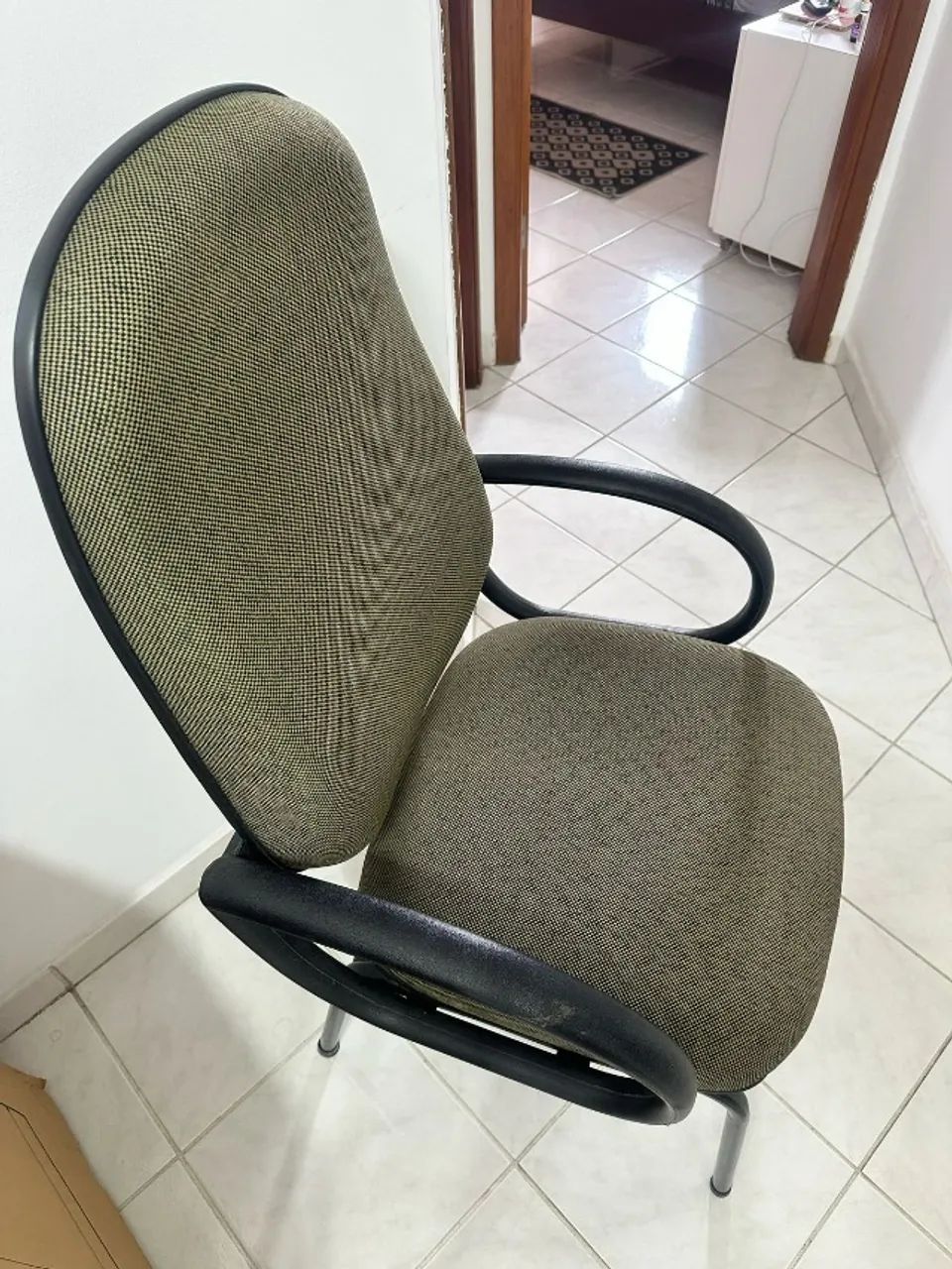 Cadeira de Escritório com Braços - Confortável e em Ótimo Estado - Foto 2