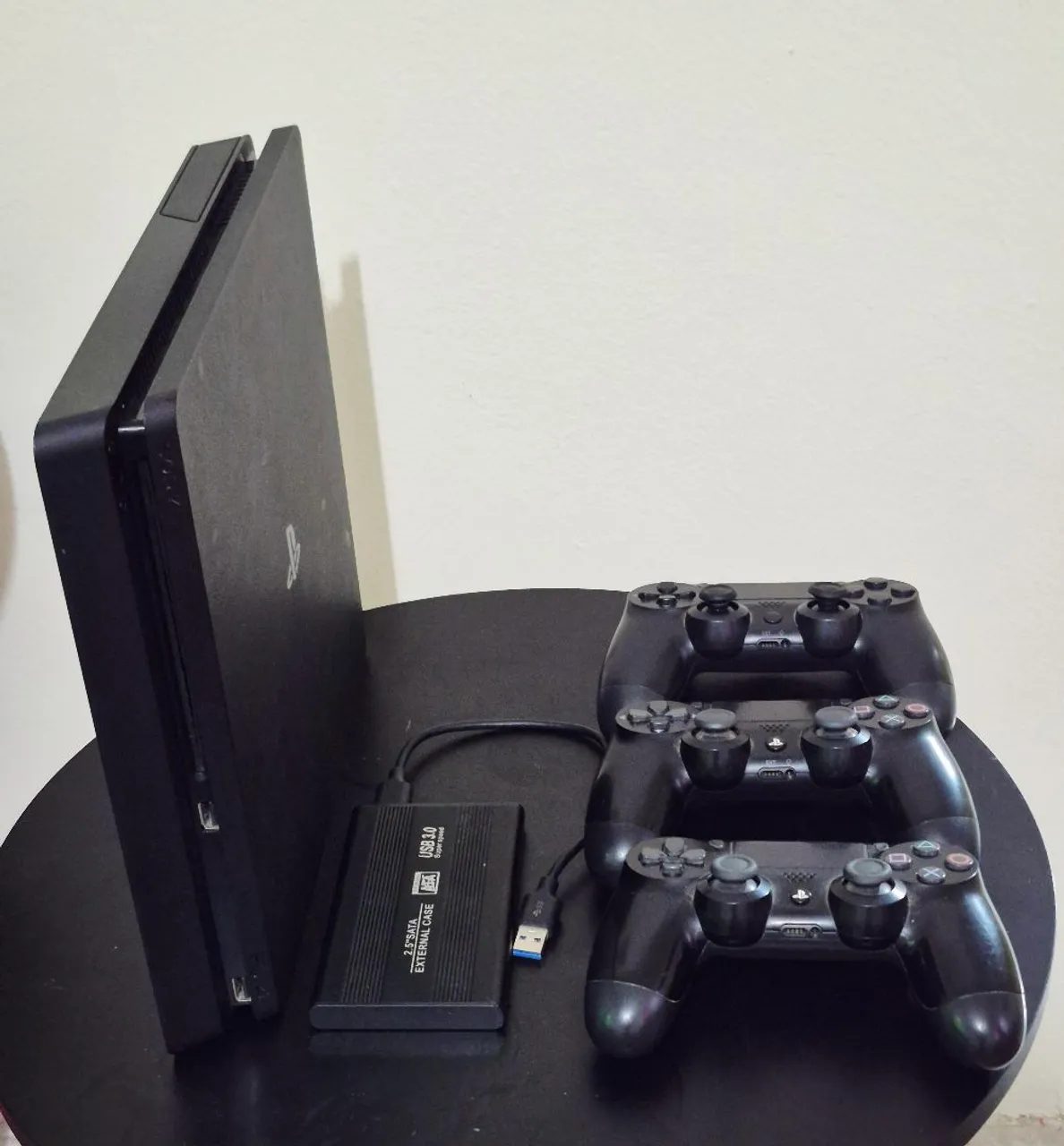 PlayStation 4 com 3 Controles e HD Externo