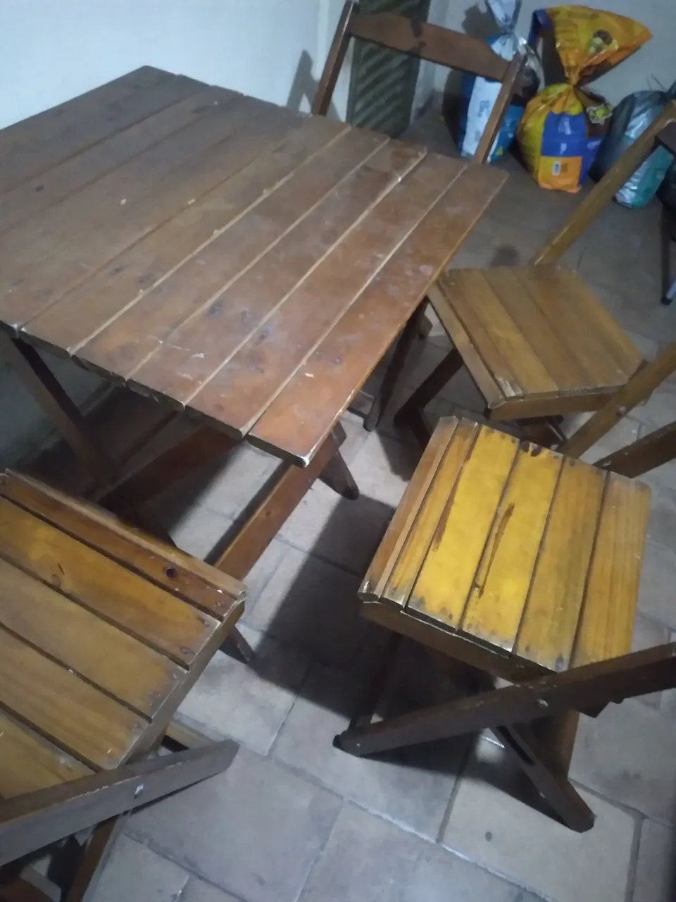 Conjunto de mesa e cadeiras de madeira