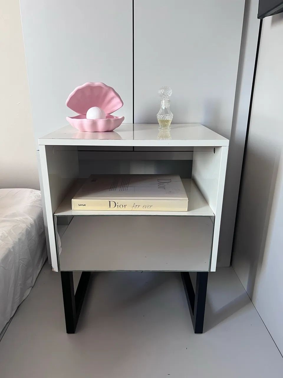 Mesa de cabeceira com gaveta de espelho 35x43x60 