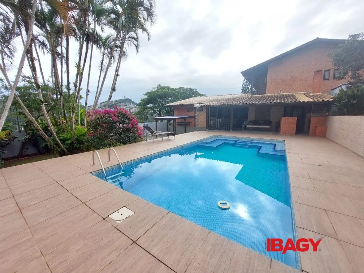 Apartamento em Carvoeira