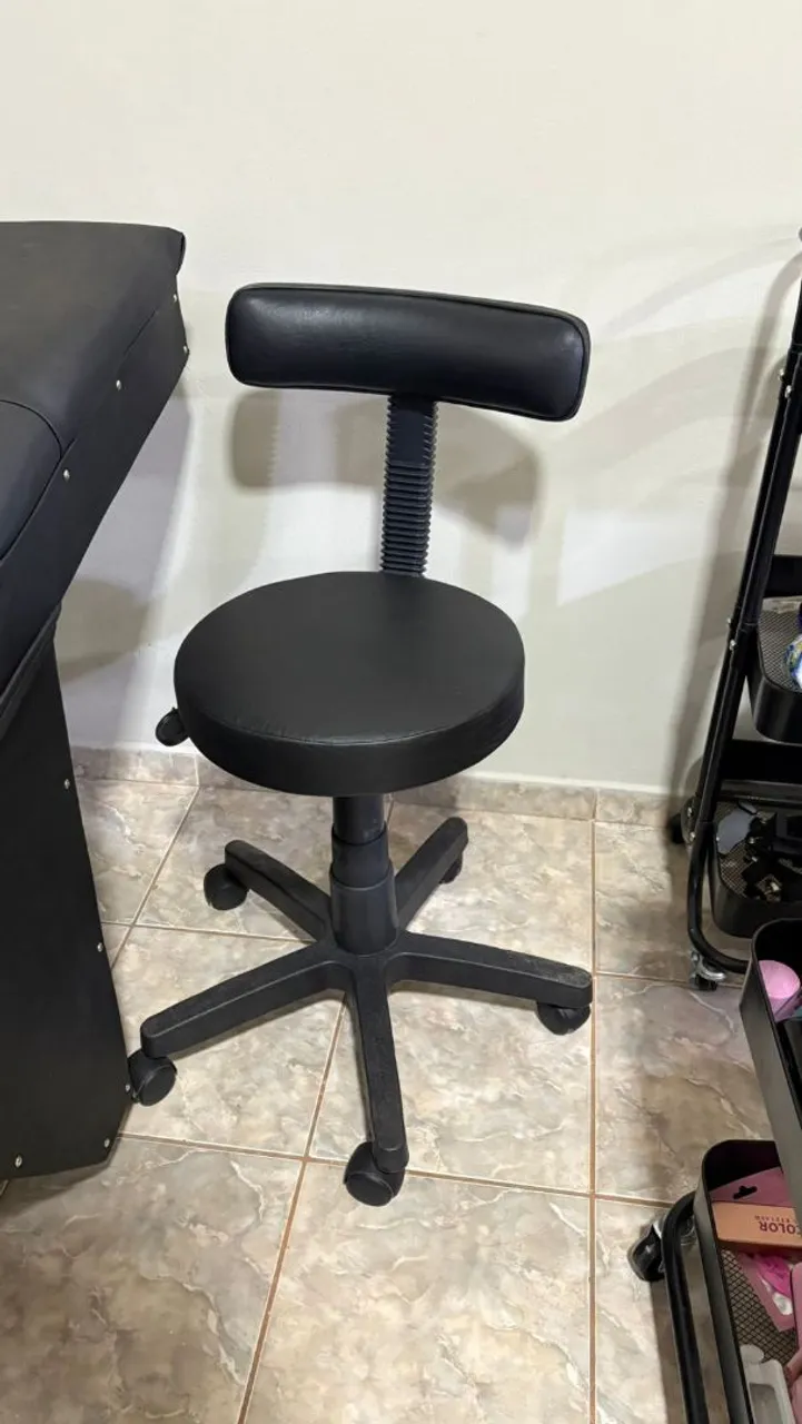 Cadeira com encosto regulável