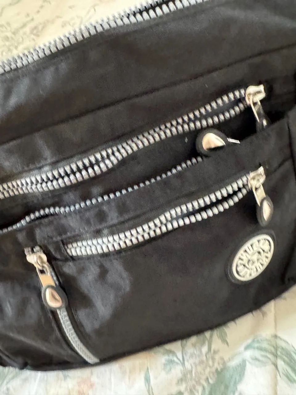 Bolsa transversal preta com vários compartimentos