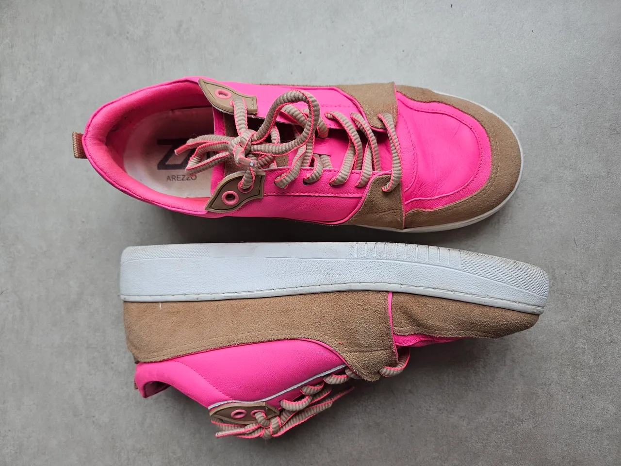 Tênis rosa neon
