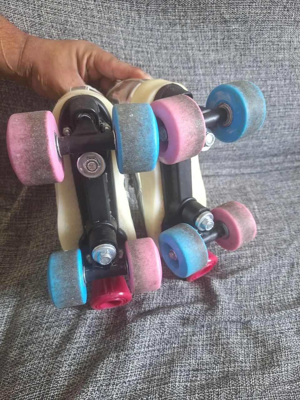 Patins 4 rodas cinza  - Foto 5