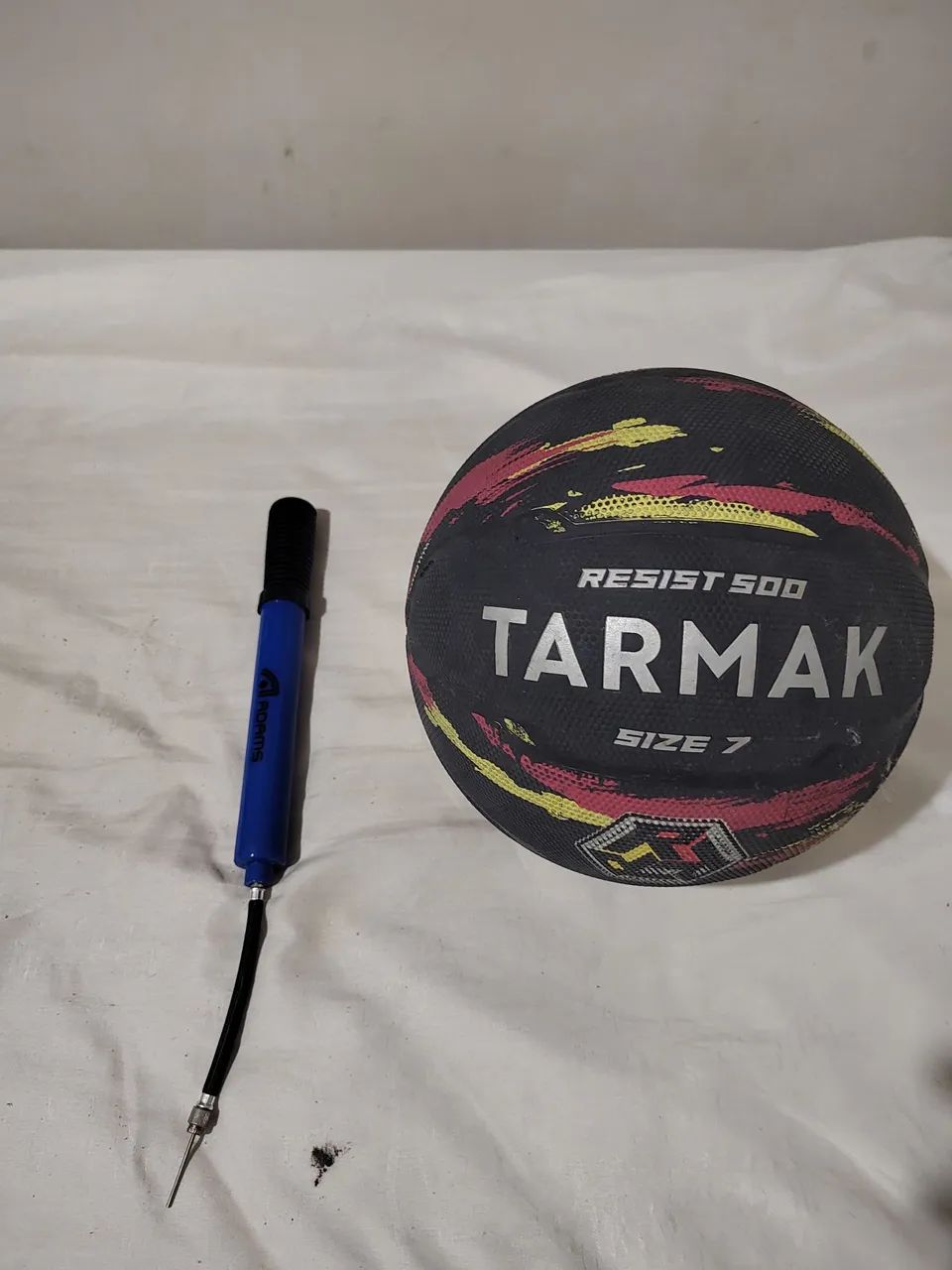 Bola de Basquete Tarmak Resist 500 Tamanho 7 com bomba dois tempos  - Foto 2