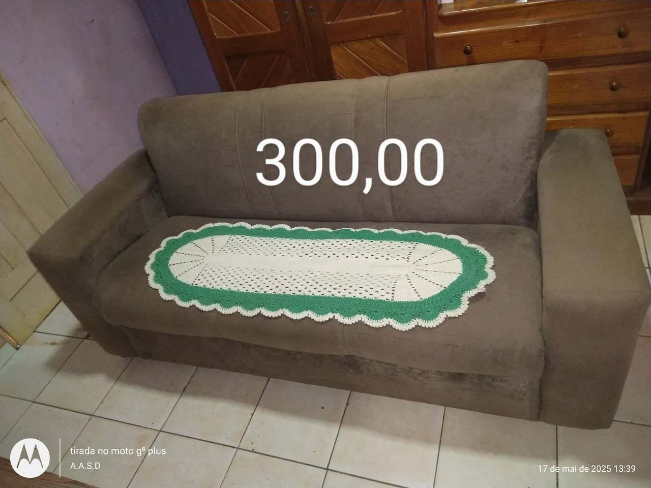 Sofá Marrom 3 Lugares com Detalhe