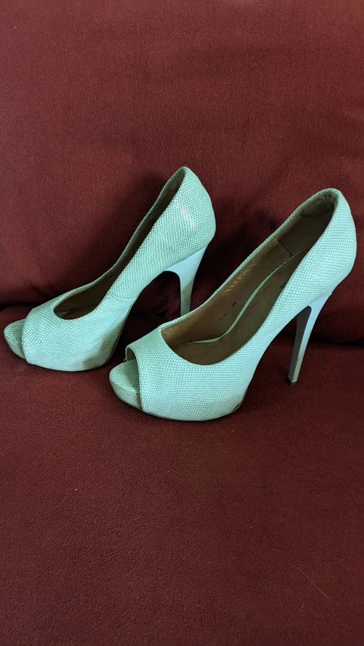 Sapatos de Salto Alto Peep Toe - Elegância e Estilo