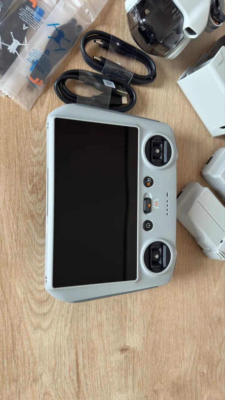 Drone DJI MINI 3 com controle de tela muito novo - Foto 5