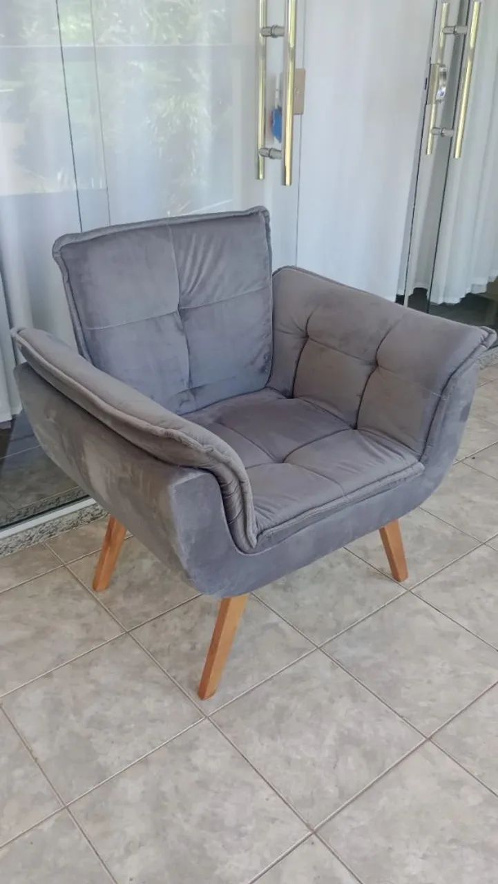 Poltrona Cinza de Veludo - Conforto e Estilo