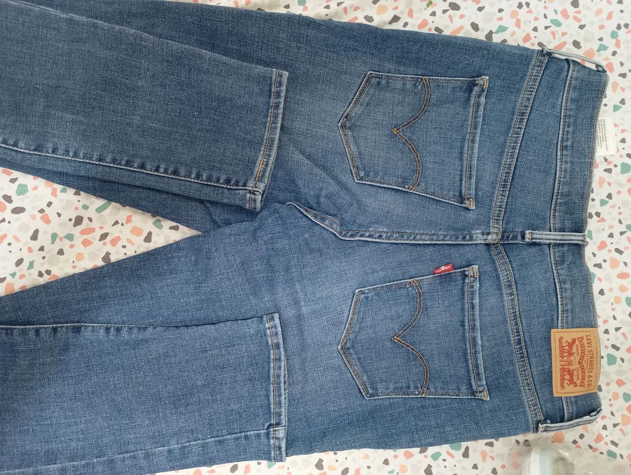 Calça jeans Levis tamanho 28 infantil - Foto 3