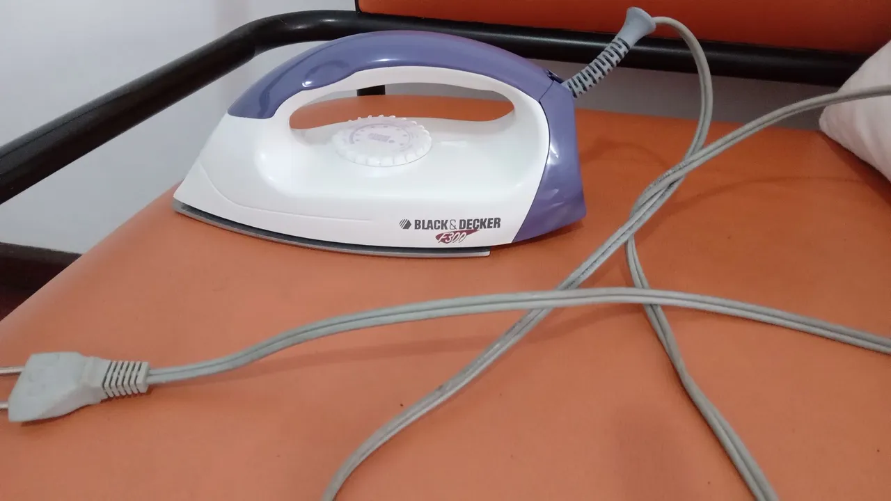 Ferro de Passar Roupa Black & Decker F300