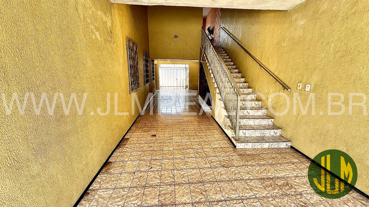 VENDO CASA DUPLEX DE 230m² COM AMPLO QUINTAL, NO BAIRRO VILA UNIÃO