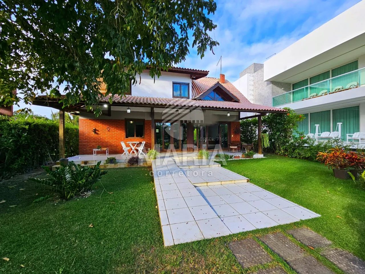 Linda casa a venda com vista para lagoa dentro de condomínio em Gravatá/PE!