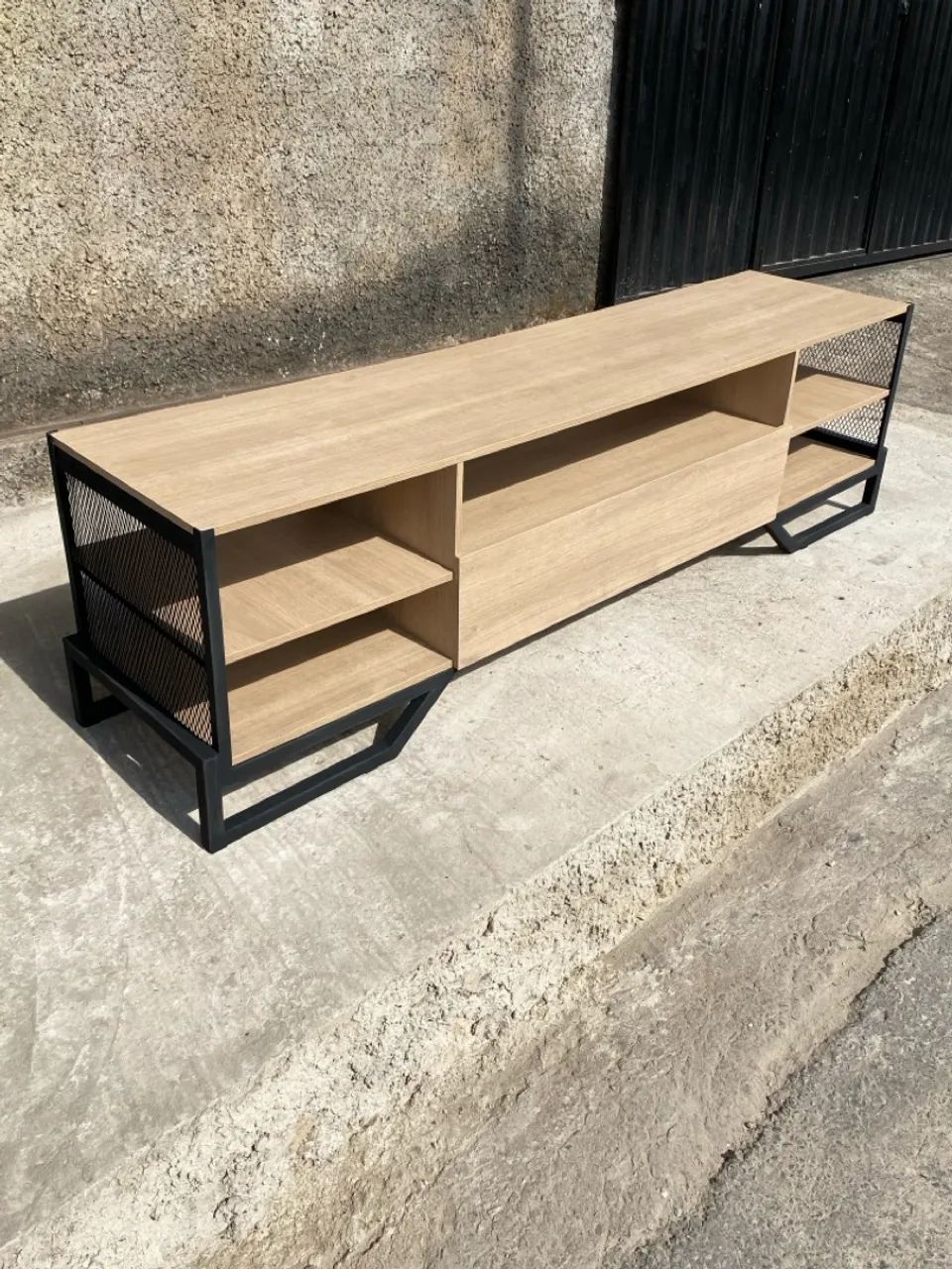 Rack moderno com estrutura em metal e madeira