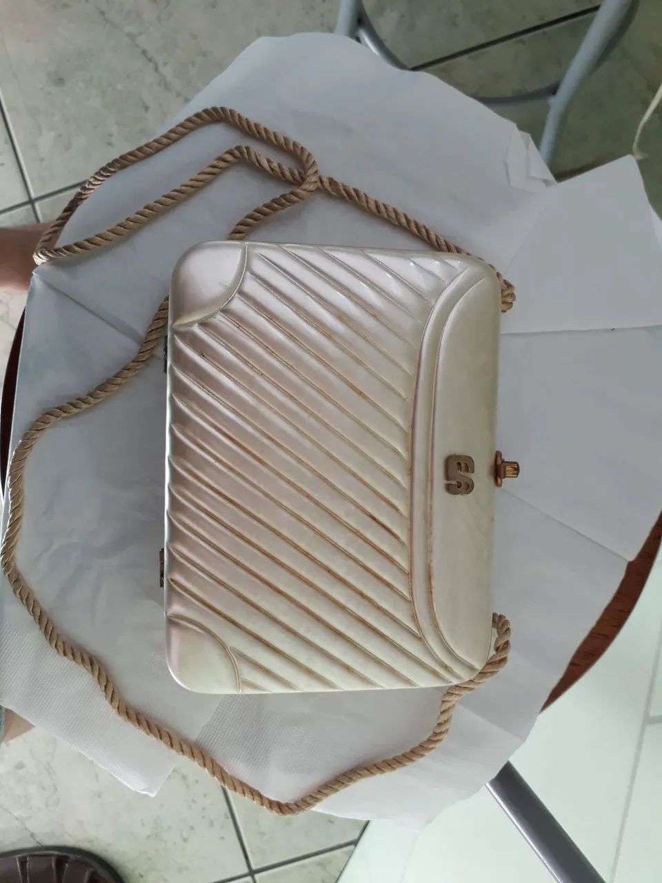 Bolsa social perolada bege rígida com Alça 