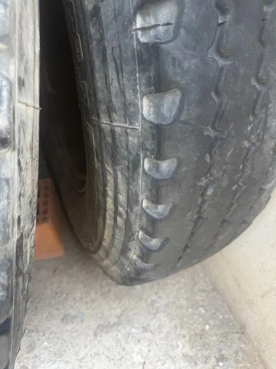 Venda de pneus 275 caminhão com duas rodas, 04 unidades, dóis borrachudos - Foto 3