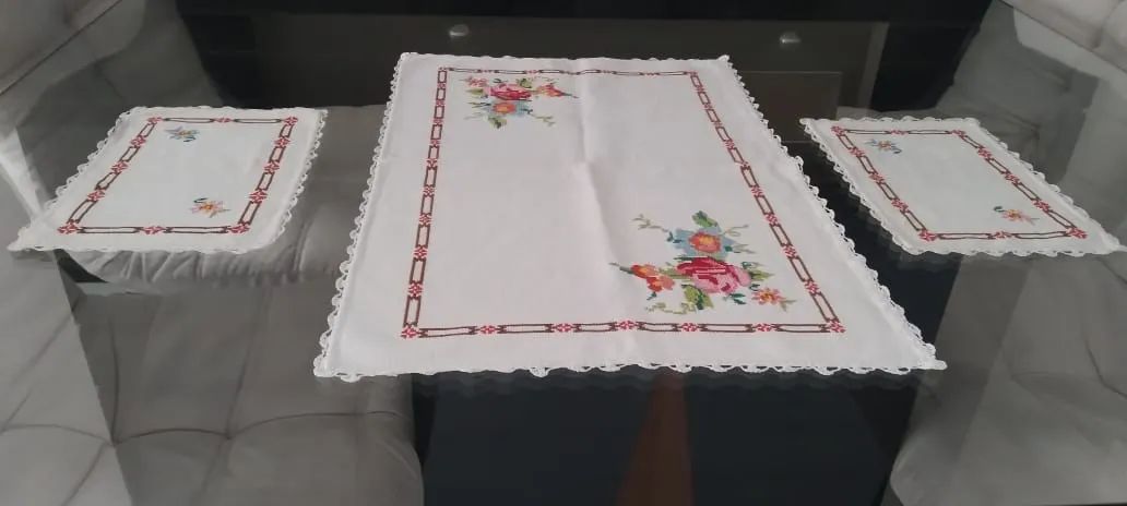 Antiga toalhinha de mesa + 2 paninhos