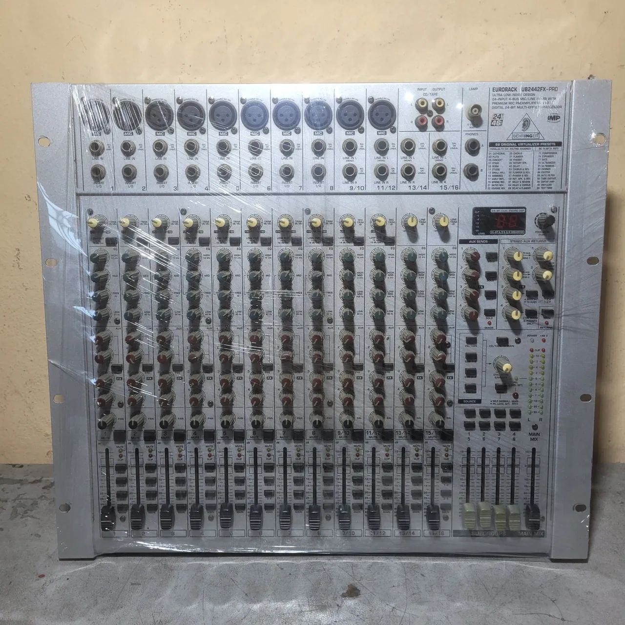 Mesa de Som Behringer UB2442FX-PRO 24 Canais