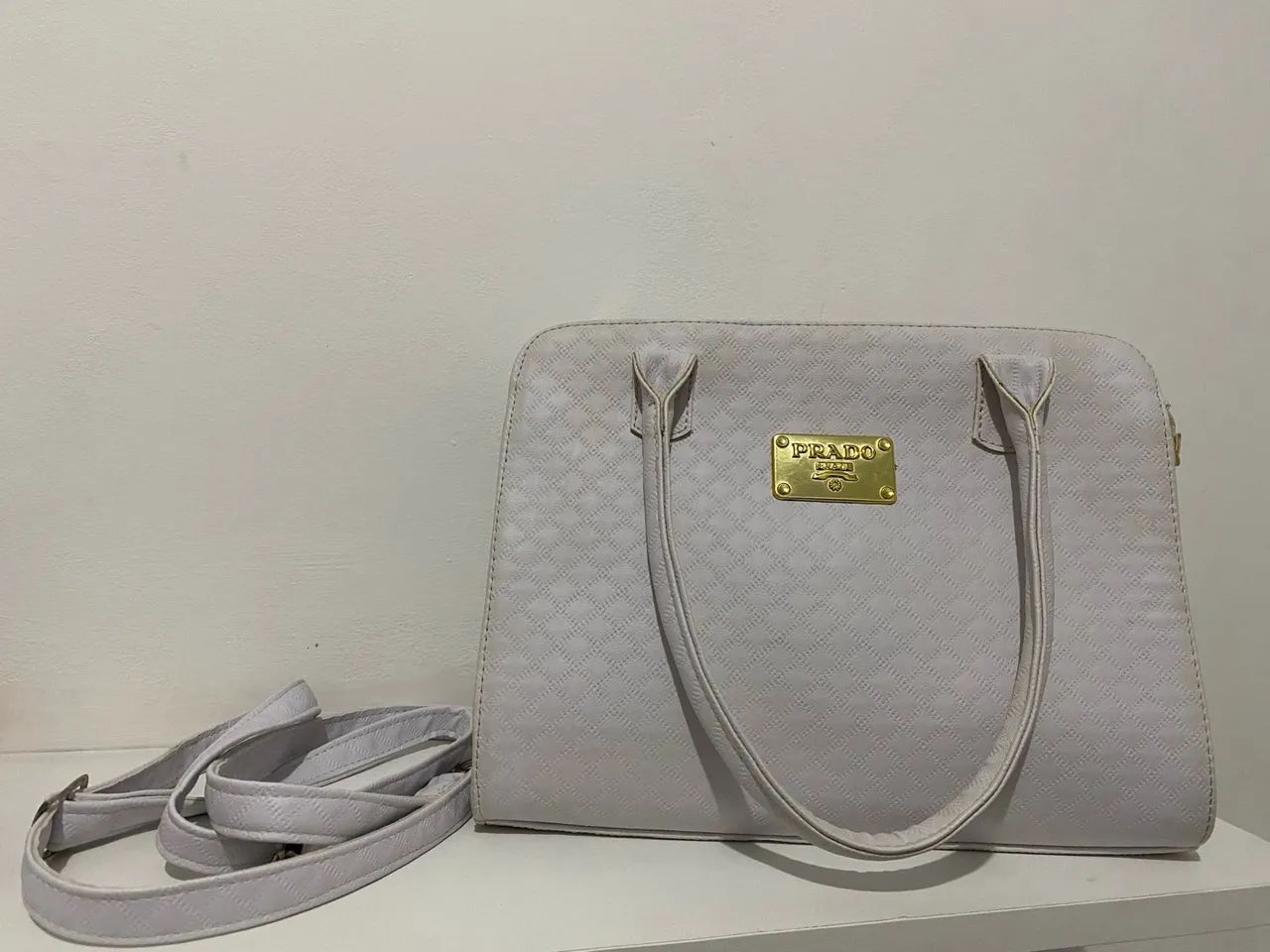 Bolsa acompanha alça