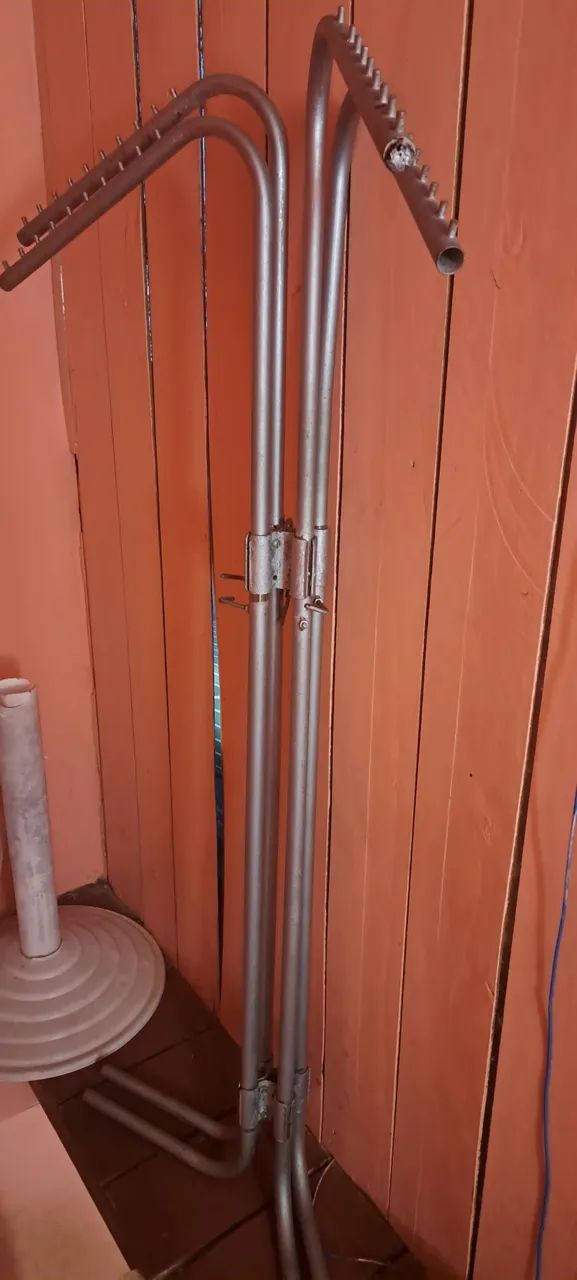 Arara de roupa e mesinha  - Foto 3