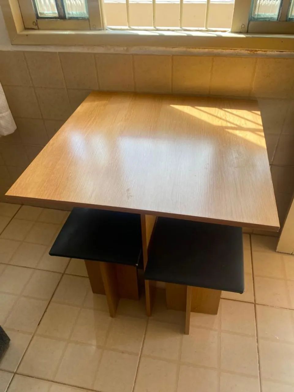 Mesa quadrada com 4 bancos 