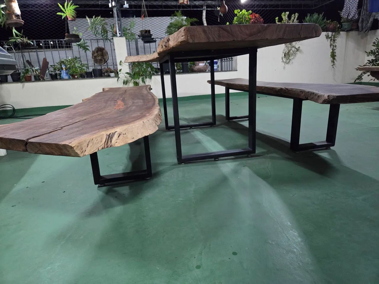 Mesa e bancos de madeira Angico com borda orgânica - Foto 3