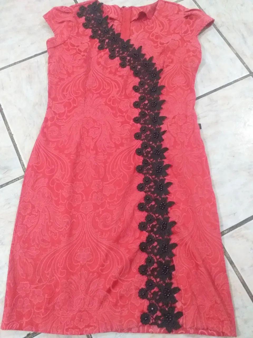 Vestido  vermelho com flores pretas - Foto 2
