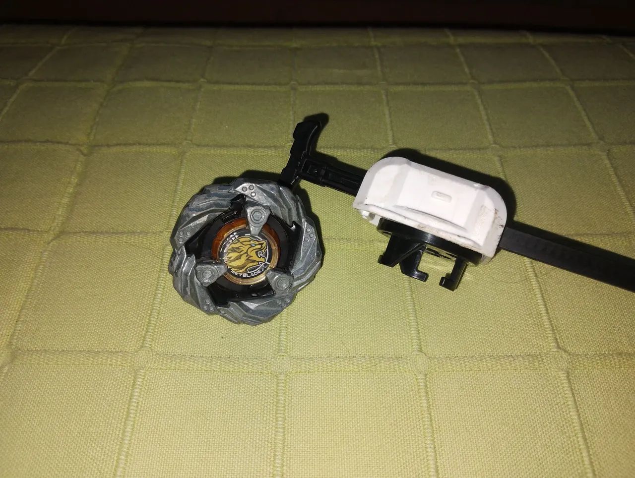Beyblade x claw Leon com lançador 