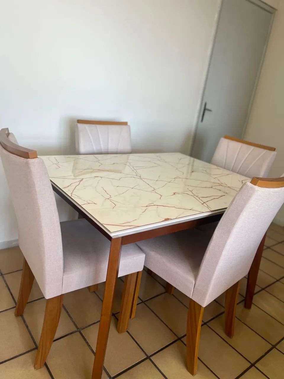 Mesa de madeira com 4 cadeiras Super conservada  - Foto 2