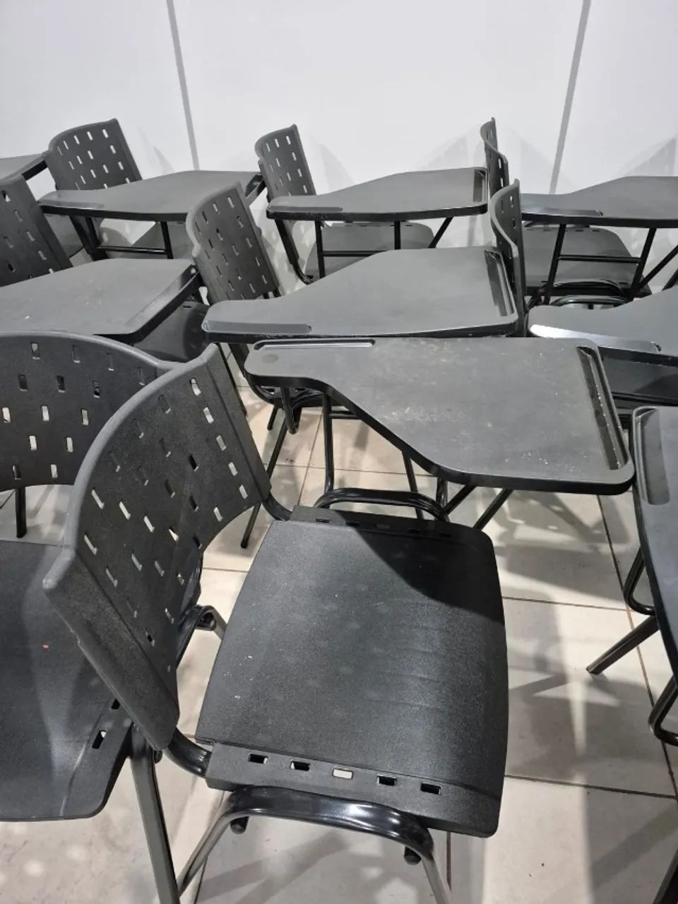 Cadeiras Plástica Preta Prancheta (34 cadeiras) - Foto 2