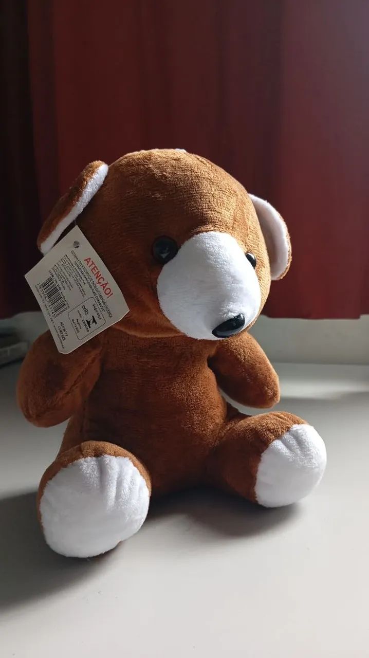 ? URSO DE PELÚCIA MARROM