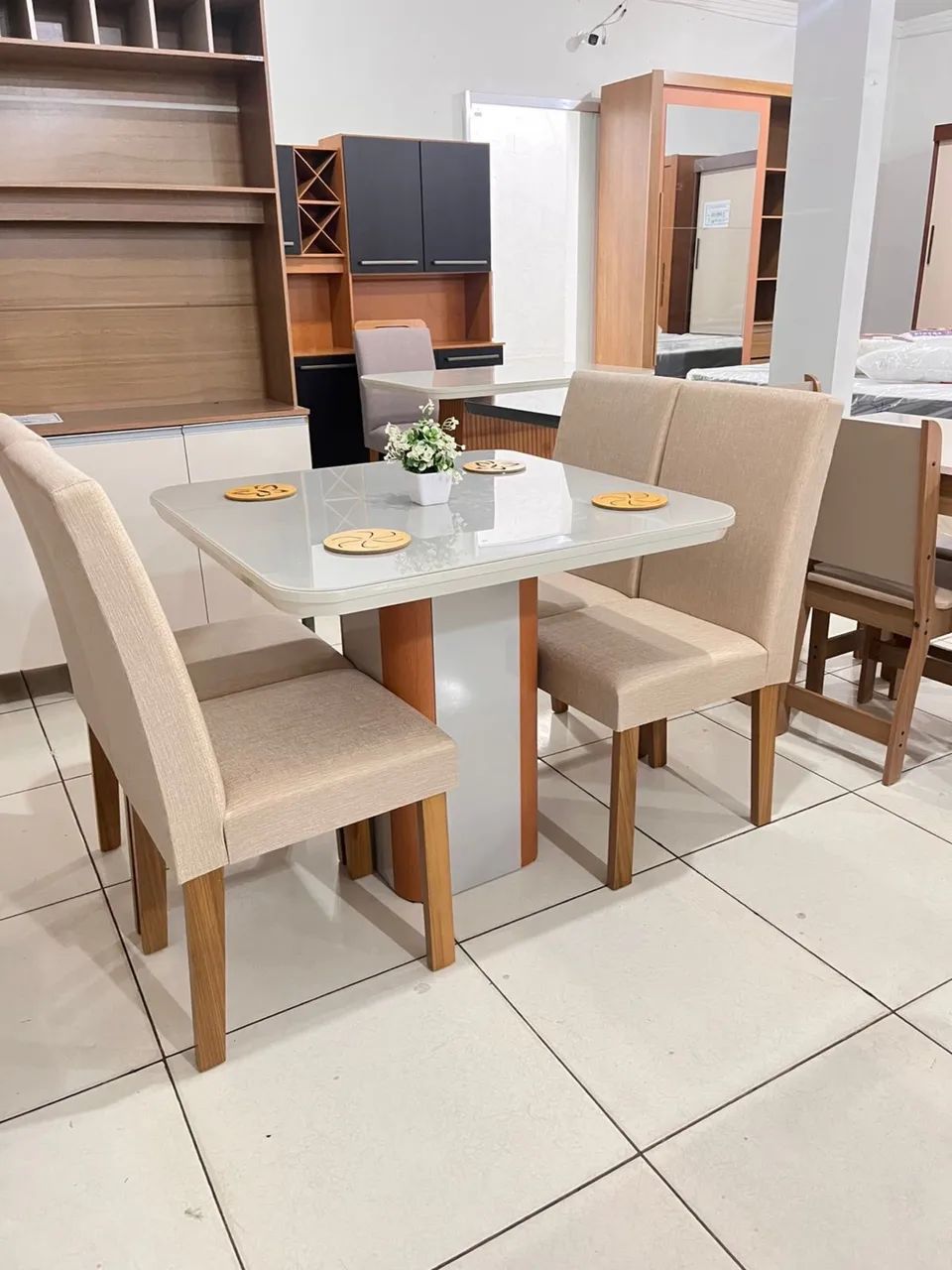 Mesa de jantar 4 lugares 90x90 borda boleada 