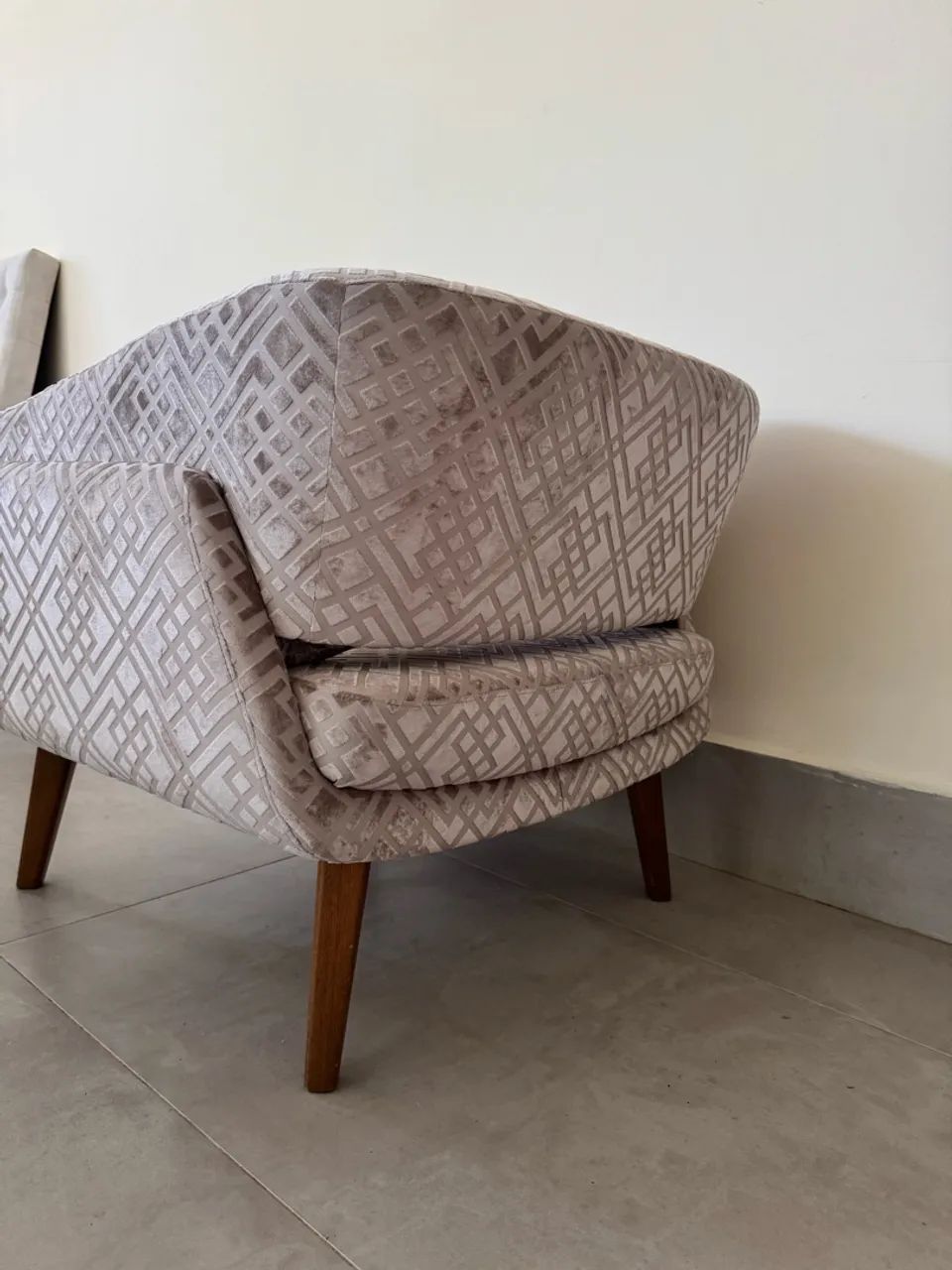 Poltrona Decorativa Bege com Pés de Madeira - Foto 5