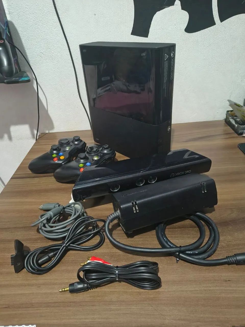 Xbox 360 E, 2 controles com cabos, kinect e jogo "Kinect Adventures!". Usado  - Foto 2